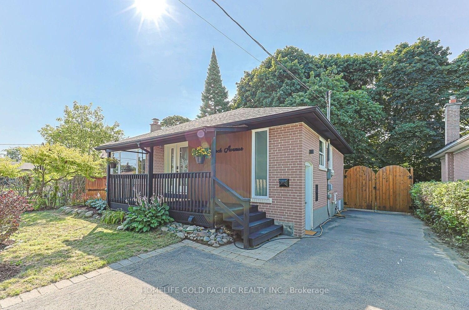 Property Photo:  314 Wenlock Avenue  ON L4C 1M7 
