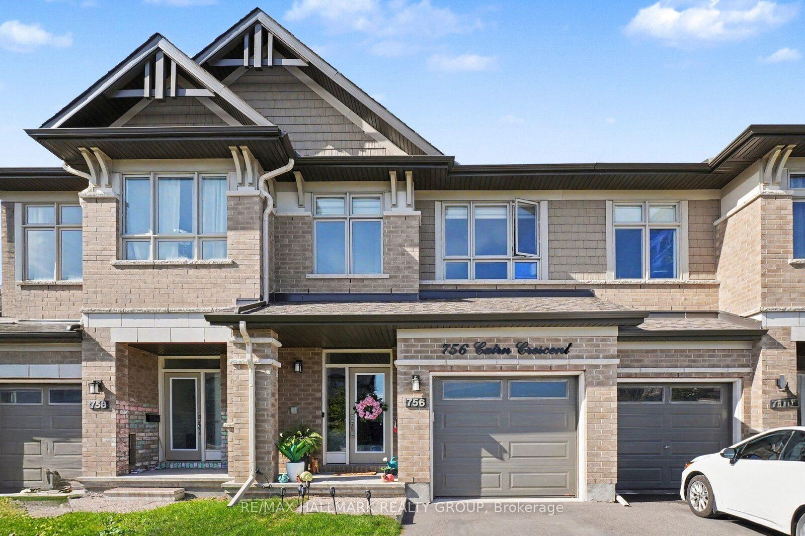 Property Photo:  756 Cairn Crescent  ON K1W 0P4 