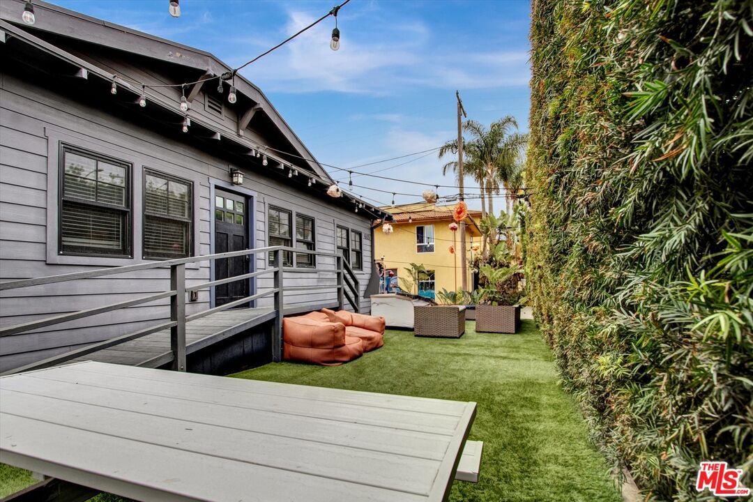 Property Photo: 605 Indiana Ave CA 90291