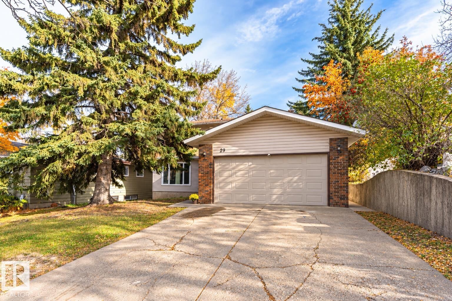 Property Photo:  29 Grenfell Avenue  AB T8N 1S3 