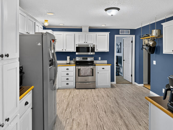 Property Photo:  101 5th Avenue  ND 58420 