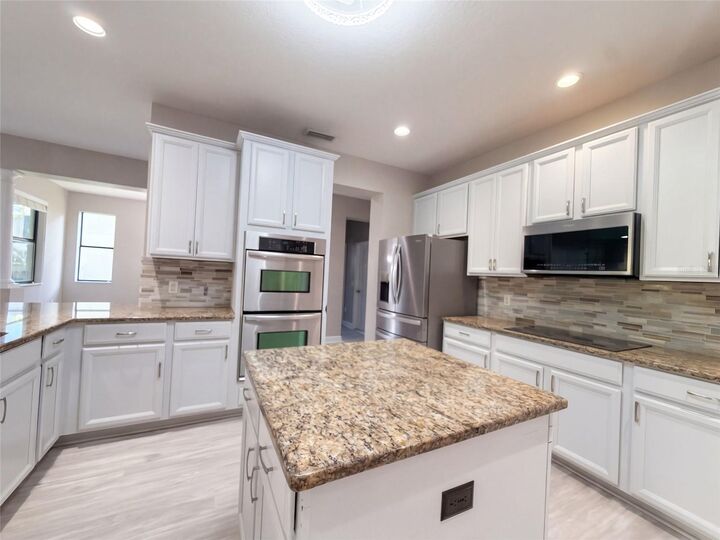 Property Photo: 12424 Belcroft Drive FL 33579