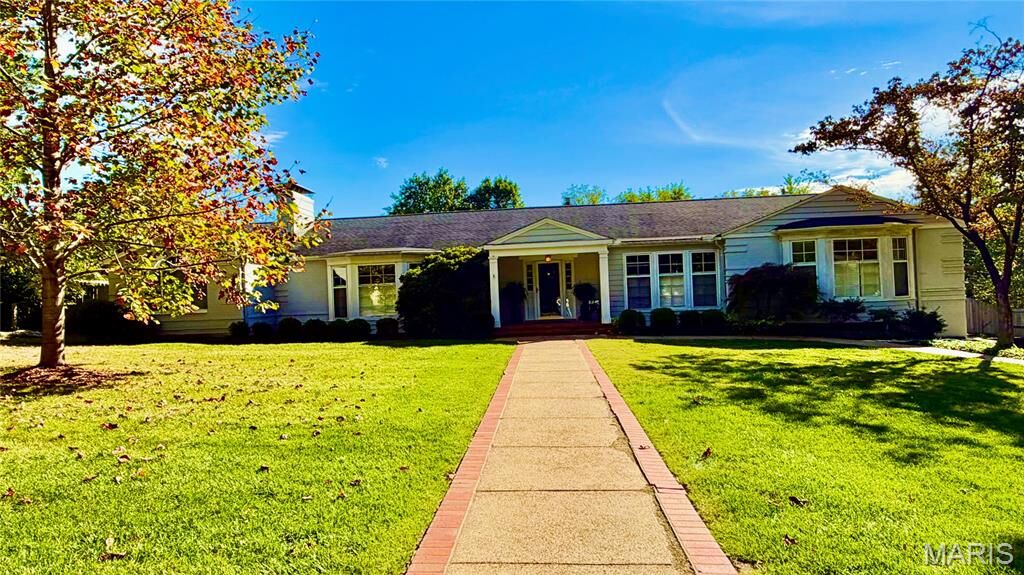 Property Photo:  2 Warson Lane  MO 63124 