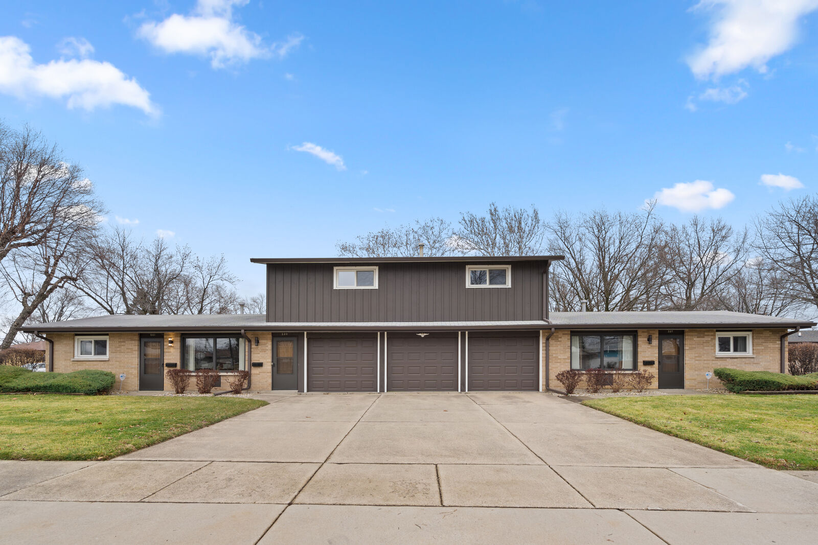 Property Photo:  537-541 N Edgelawn Drive 541  IL 60506 