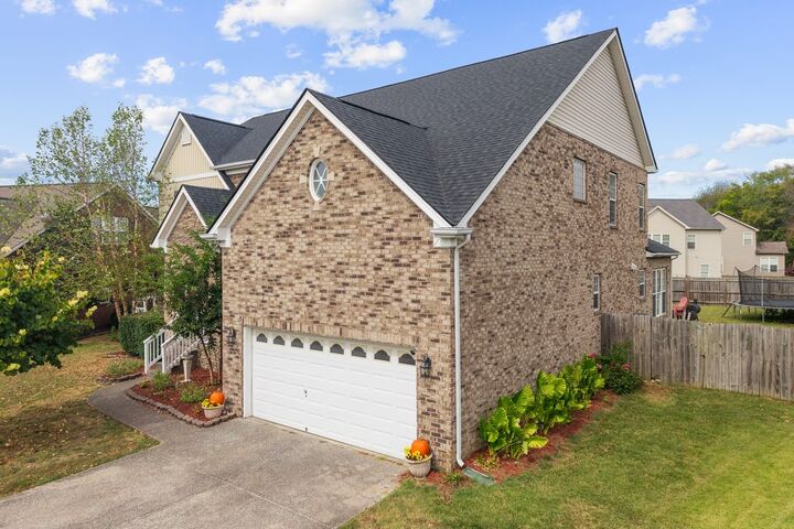 Property Photo:  1021 Queens Pl  TN 37174 