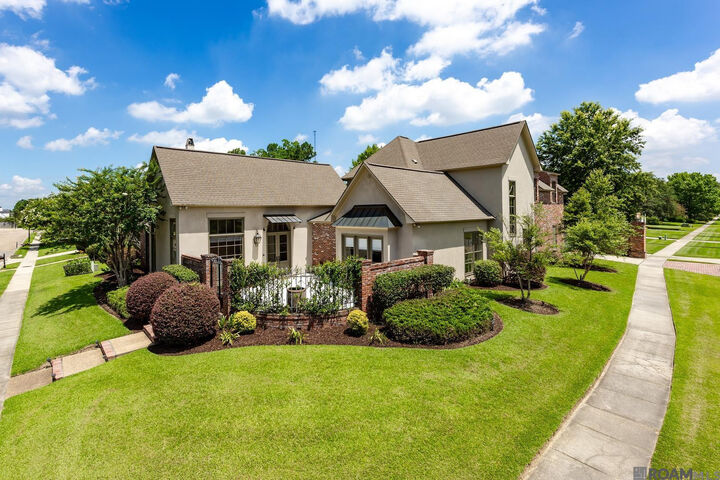 Property Photo: 10757 Royal Ridge Ave LA 70810