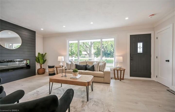 Property Photo:  14 Pembroke Avenue Upper  ON N3R 5B4 