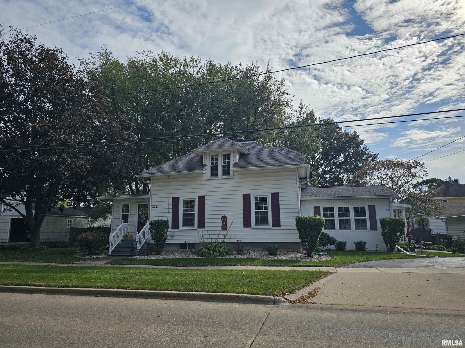 Property Photo: 52 W Dayton Street IL 61401