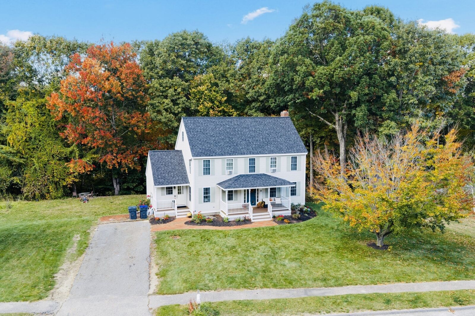 Property Photo:  11 Valley View Cir  MA 01543 