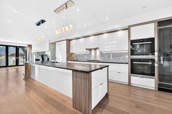 Property Photo:  1743 8 Avenue NW  AB T2N 1C5 