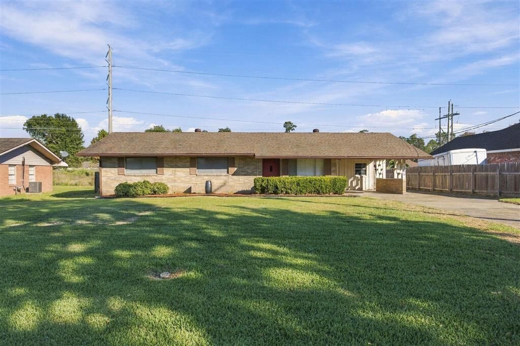 Property Photo:  306 W Lee W  LA 70663 