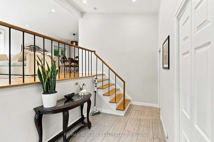 Property Photo:  1852 Truscott Drive Main  ON L5J 2A2 