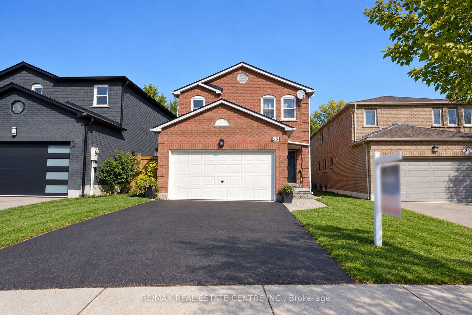 Photo de la propriété:  32 McKinnon Avenue  ON L7G 5H5 