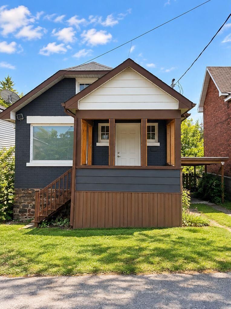 Property Photo:  841 Worthington Street E  ON P1B 1J3 