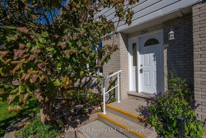 Property Photo:  254 Louise Street  ON N5A 7G6 