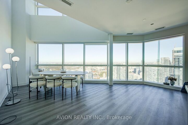 Property Photo:  386 Yonge Street 5716  ON M5B 0A5 