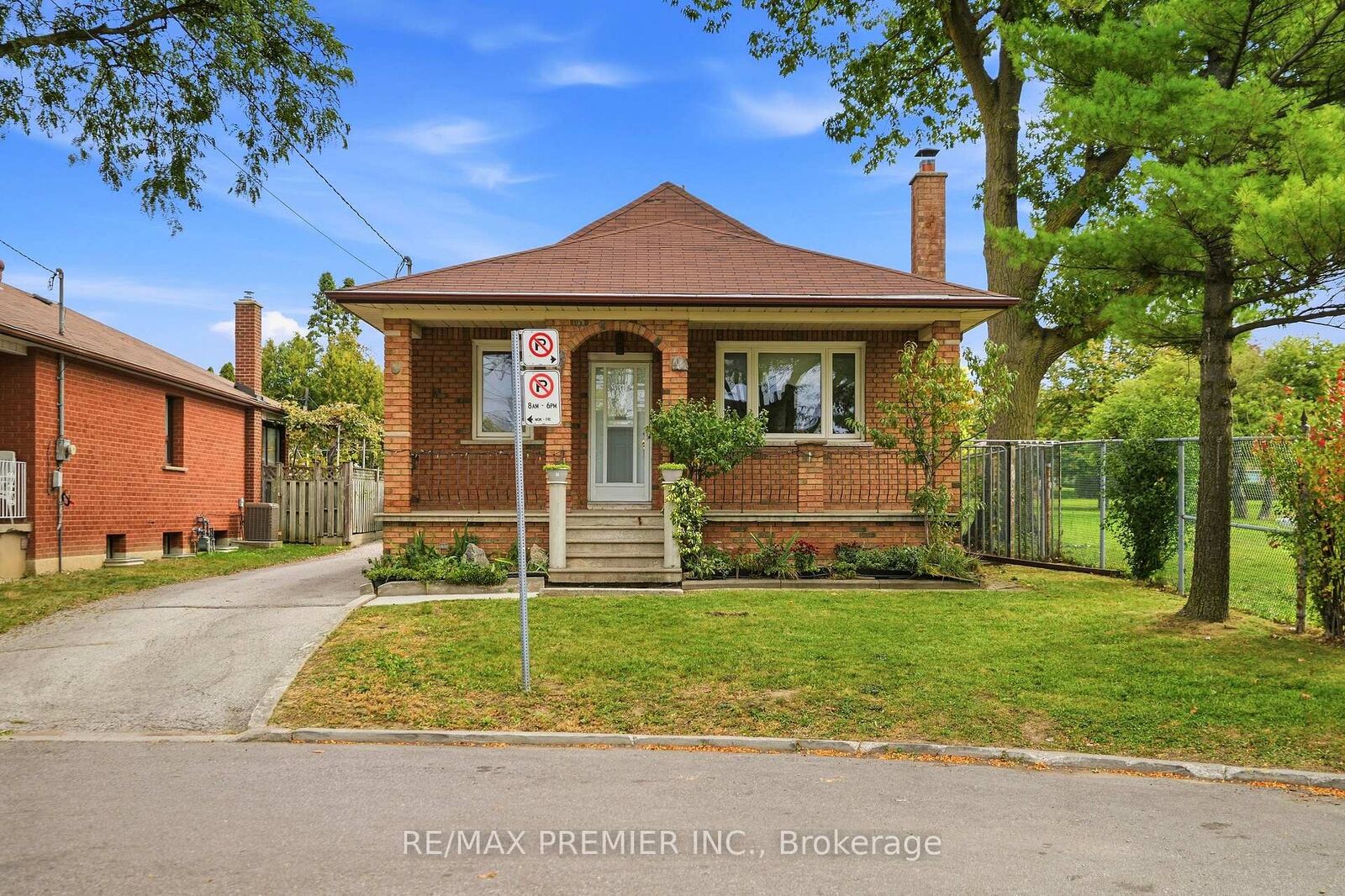 Property Photo:  1 Mayo Drive  ON M6L 2X1 