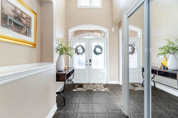 Property Photo:  2327 Lyndhurst Drive  ON L6H 7V5 