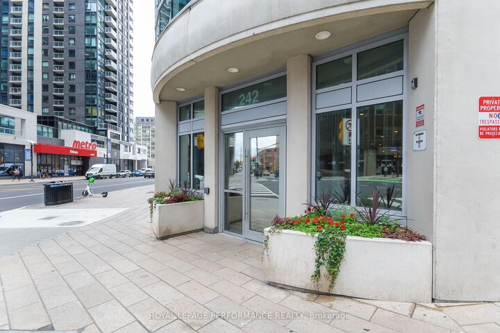 Property Photo:  242 Rideau Street 1808  ON K1N 0B7 