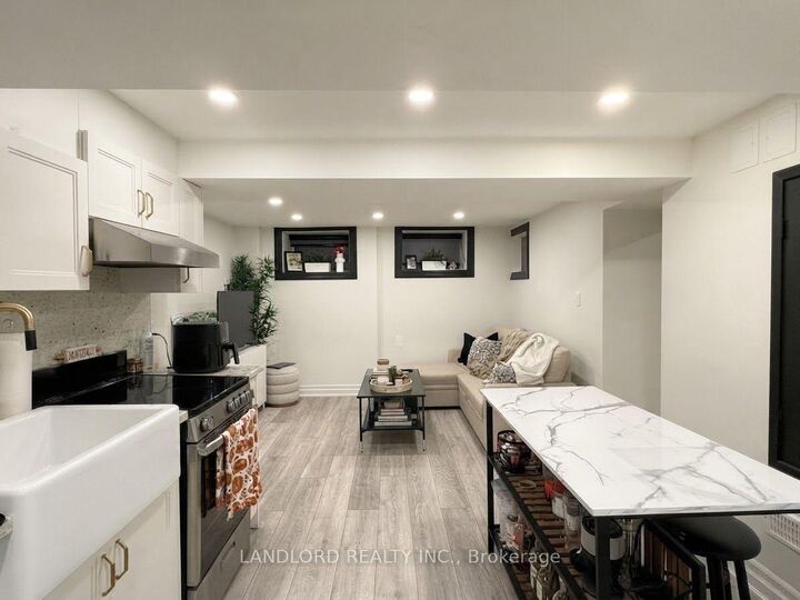 Property Photo:  121 Sorauren Avenue 4  ON M6R 2E3 