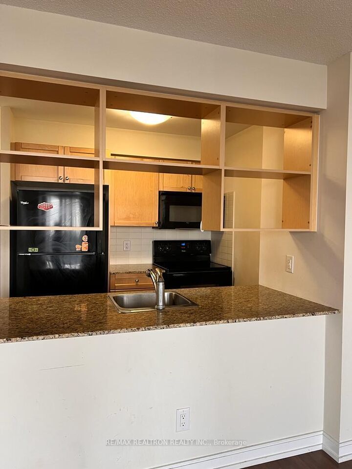 Property Photo: 151 Village Green Square 2804 ON M1S 0K5
