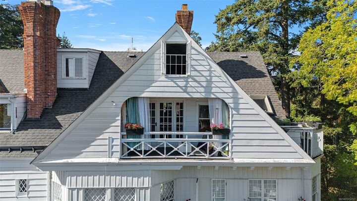 Property Photo:  1715 Rockland Ave #5  BC V8S 1W6 