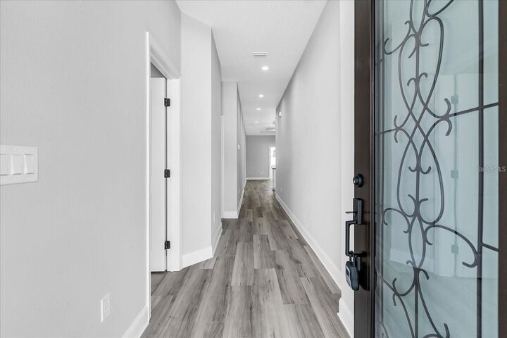 Property Photo: 2318 W Saint John Street FL 33607
