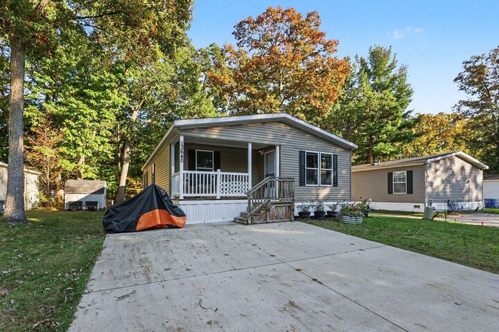 Property Photo:  13640 Oaktree Court  MI 49417 