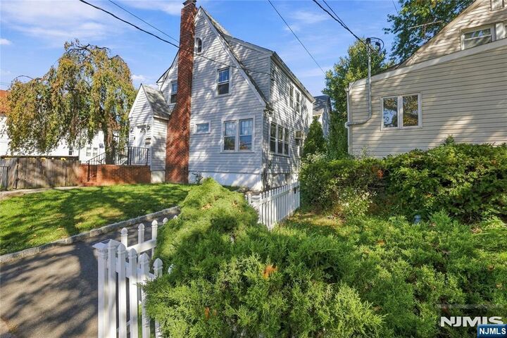 Property Photo:  82 Brook Avenue  NJ 07055 