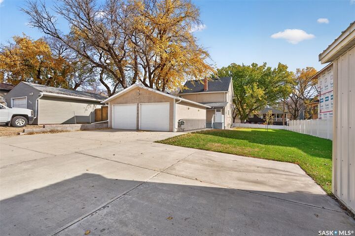 Property Photo:  1066 Willow Avenue  SK S6H 1G7 