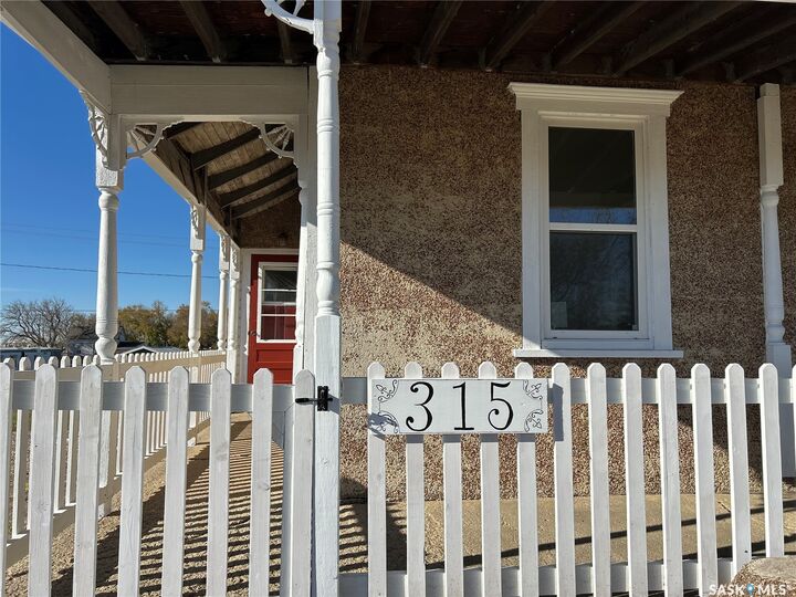 Property Photo:  315 3rd Street  SK S0C 0Y0 