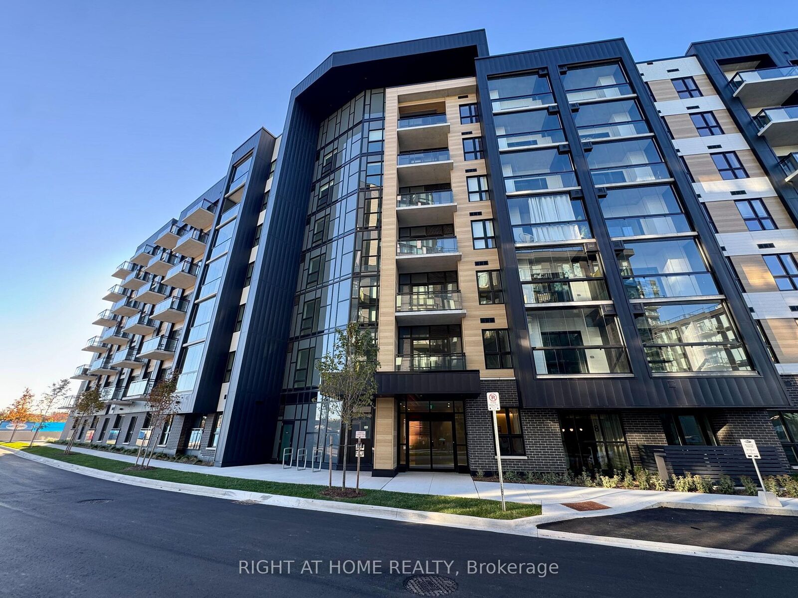 Property Photo:  3008 William Cutmore Boulevard 718  ON L6H 8E7 