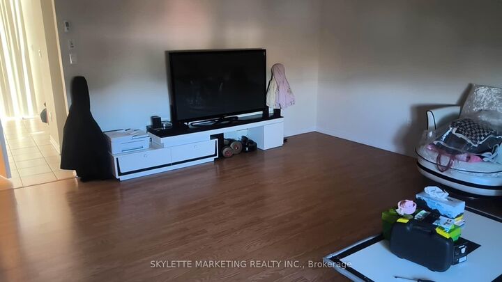 Property Photo:  323 Aldergrove Drive  ON L3R 2L8 