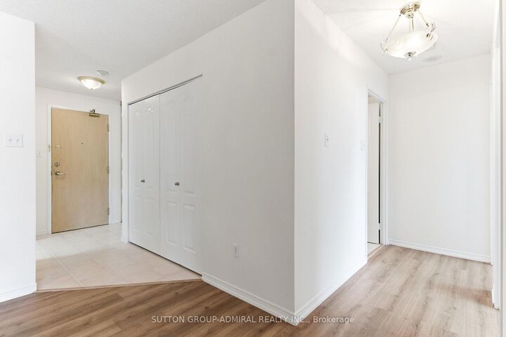 Property Photo:  11 Townsgate Drive 814  ON L4J 8G4 