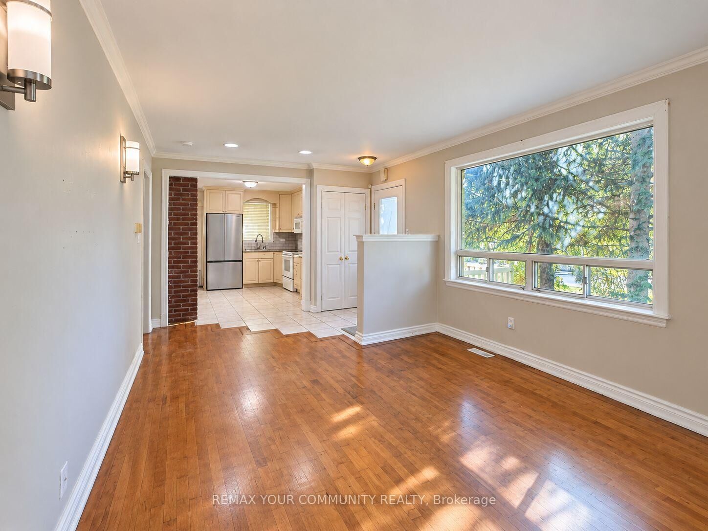 Property Photo: 8 Hillside Avenue ON L4K 1X1