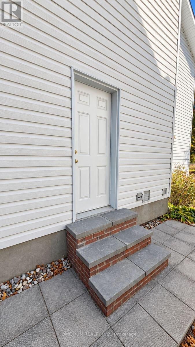 Property Photo:  124 Ridgefield Crescent  ON K2H 6T3 