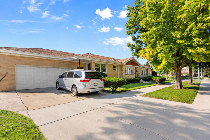 Property Photo:  5701 W Henderson Street  IL 60634 