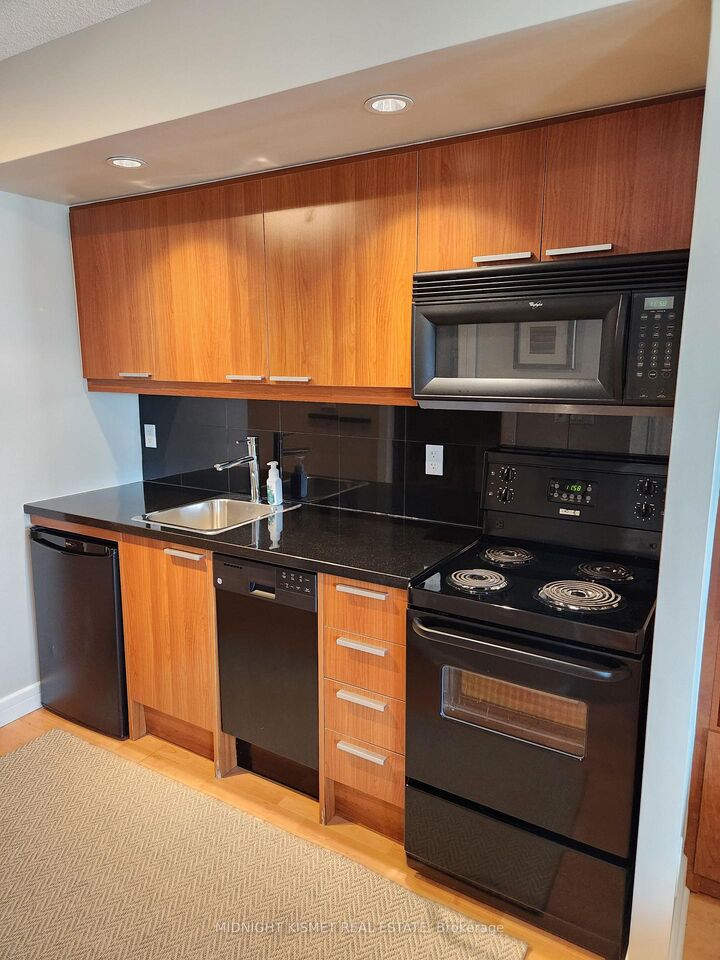 Property Photo:  19 Avondale Avenue Lph06  ON M2N 2T6 