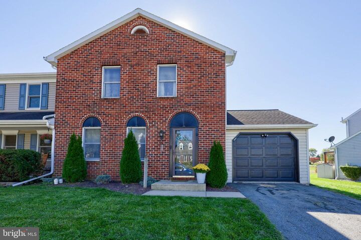 Property Photo:  24 Thornapple Drive  PA 17547 