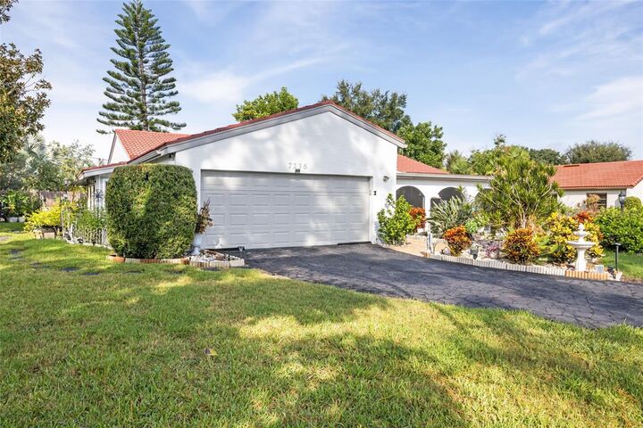 Property Photo: 7236 Las Casas Dr FL 34243