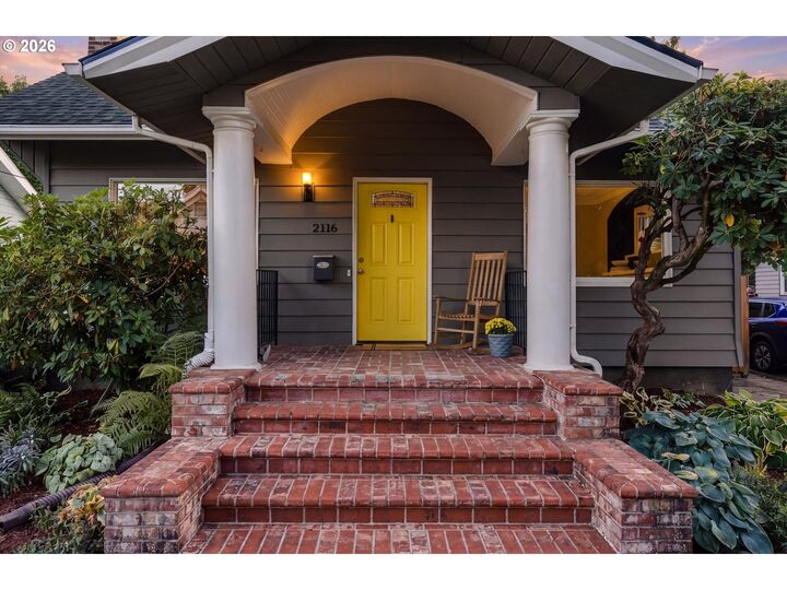 Property Photo:  2116 N Watts St  OR 97217 
