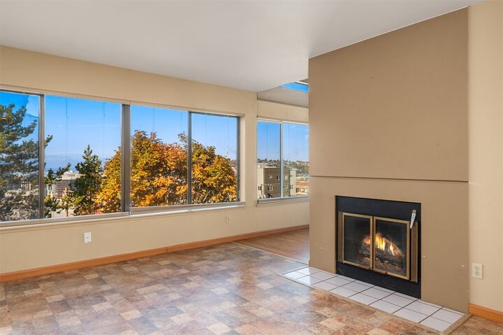 Property Photo:  211  Summit Avenue E 403  WA 98102 