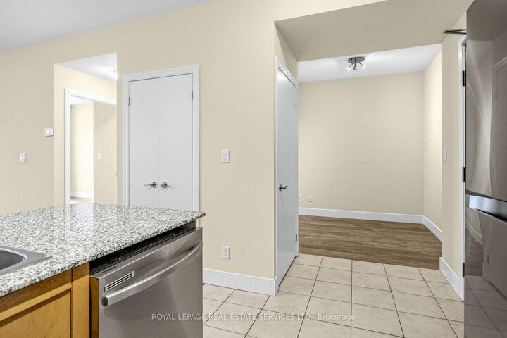 Property Photo:  1359 Rathburn Road E 1704  ON L4W 5P7 