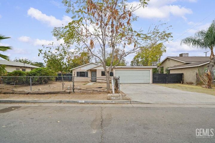 Property Photo:  233 E 5th Street  CA 93307 