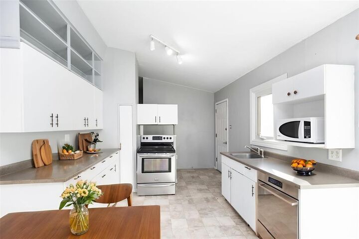 Property Photo:  93 Vandale Street  MB R5H 1B8 