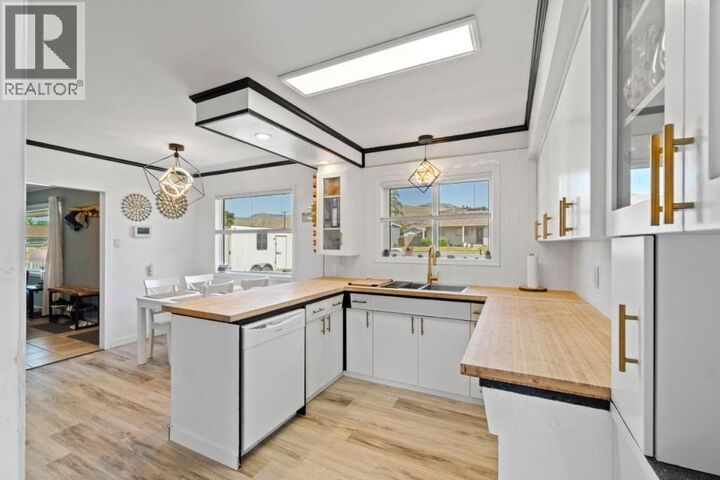 Property Photo:  1151 Selkirk Avenue North  BC V2B 1V5 