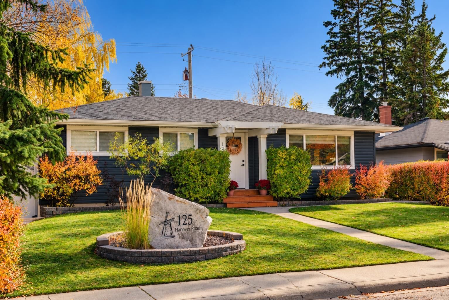 Property Photo:  125 Hanover Road SW  AB T2V 3J6 