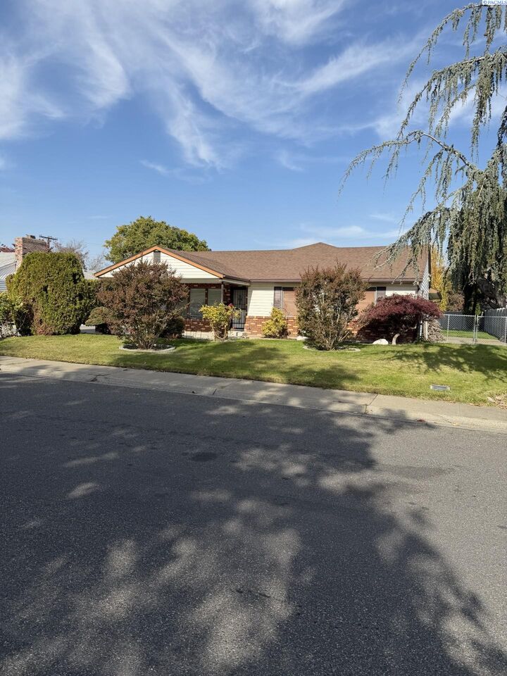 Property Photo: 2006 Turner St WA 99354