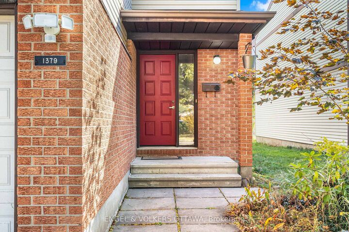 Property Photo: 1379 Ambridge Way ON K2C 3T3