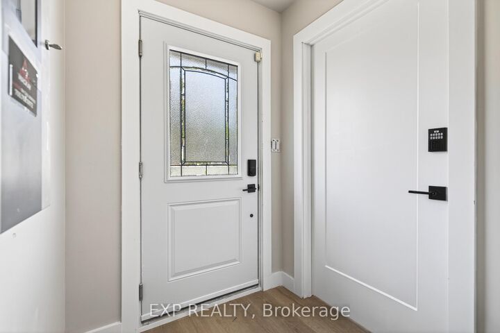 Property Photo:  263 Anne Street N 1  ON L4N 4Y1 